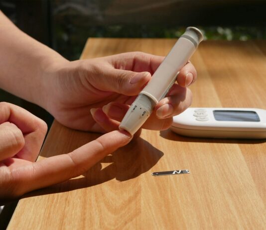 당뇨 전단계, 식습관 관리로 건강 지키는 방법 a person sitting at a table with a cell phone