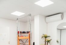 30~40대가 관심가지는 필라테스로 건강관리 하는 법 a gym with a treadmill and exercise equipment