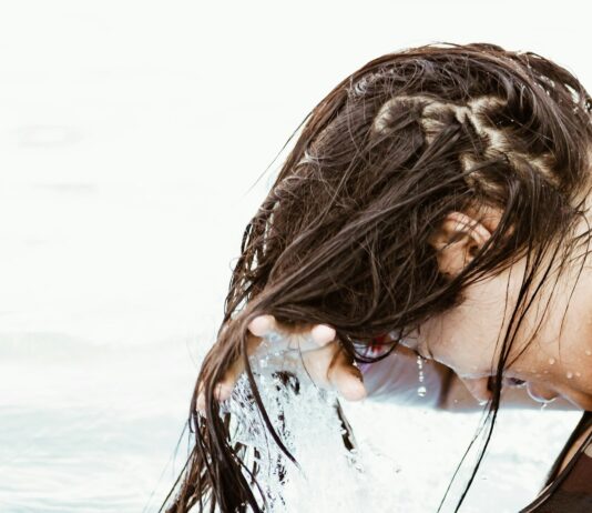 머리카락 건강을 지키는 올바른 헤어 관리법 woman in body of water