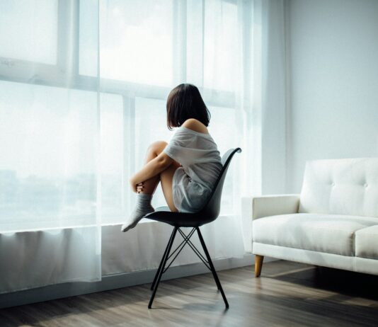 정신건강, 신체 건강만큼 중요한 삶의 한 부분 woman sitting on black chair in front of glass-panel window with white curtains