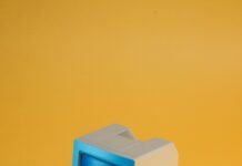 디지털 디톡스로 지키는 정신 건강, 당신도 실천할 수 있습니다 A miniature, vintage macintosh computer toy.