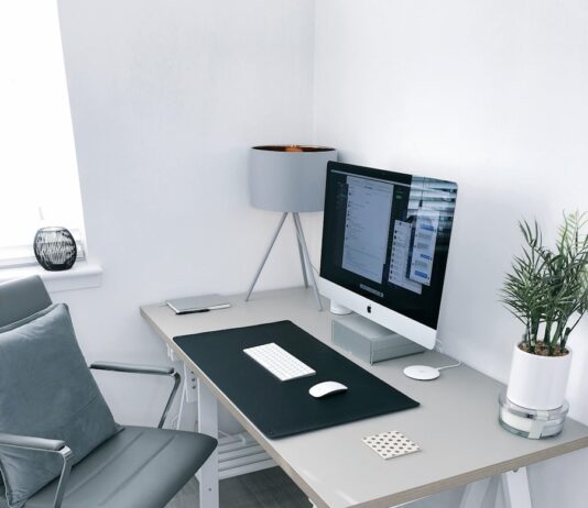 장시간 책상 앞 직장인, 건강 적신호…올바른 관리법은? gray leather office rolling armchair beside white wooden computer desk