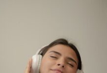 스트레스 관리, 건강한 삶의 첫걸음 a woman with her eyes closed holding a phone to her ear