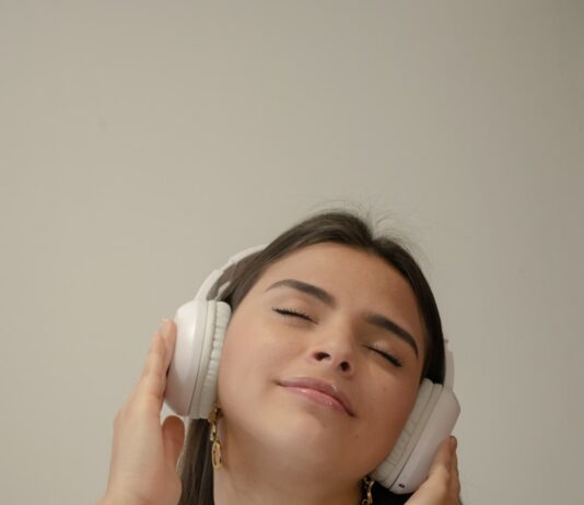 스트레스 관리, 건강한 삶의 첫걸음 a woman with her eyes closed holding a phone to her ear