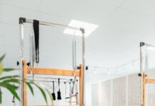 필라테스, 체형 교정과 건강을 한 번에 잡는 운동법 a room filled with lots of machines and a plant