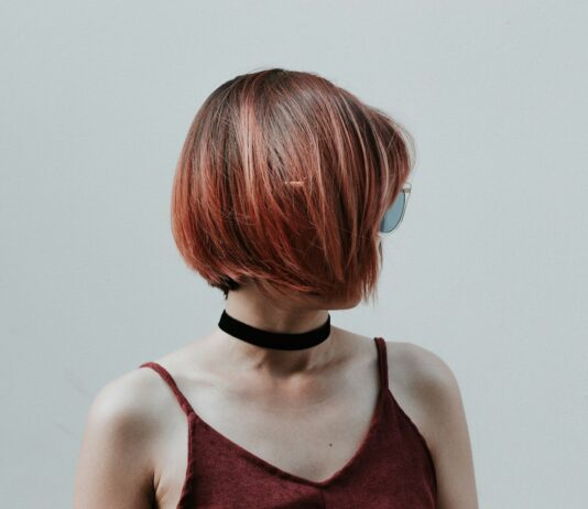 건강한 모발을 위한 올바른 헤어 관리법, 당신이 놓치고 있는 것들 woman looking side view