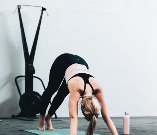 스트레스, 적극적으로 관리해야 건강도 지킨다 woman in black sports bra and blue denim jeans doing yoga