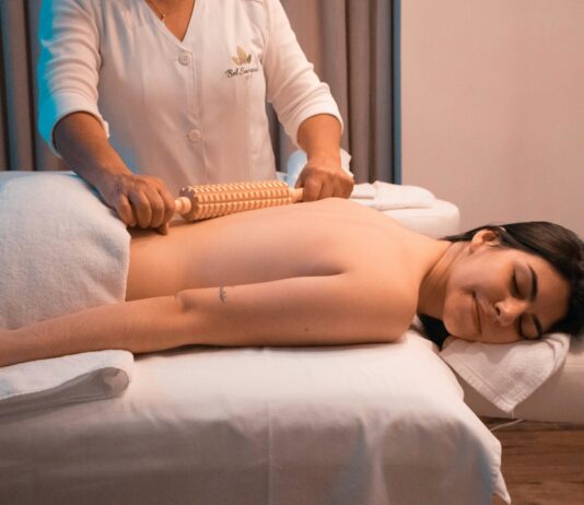 대체요법, 현대인의 건강 관리에 새로운 선택지 되다 woman massaged