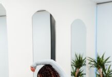 숨쉬기부터 자세까지, 일상에 활력을 더하는 필라테스의 매력 a woman is doing exercises on a rowing machine