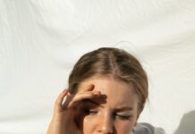 끊이지 않는 피로감, 만성피로 증후군의 원인과 극복 방법 woman in white button up shirt