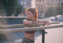 여름철 건강관리, 작은 습관이 큰 차이를 만든다 woman in maroon sports bra leaning on gray metal bar during daytime