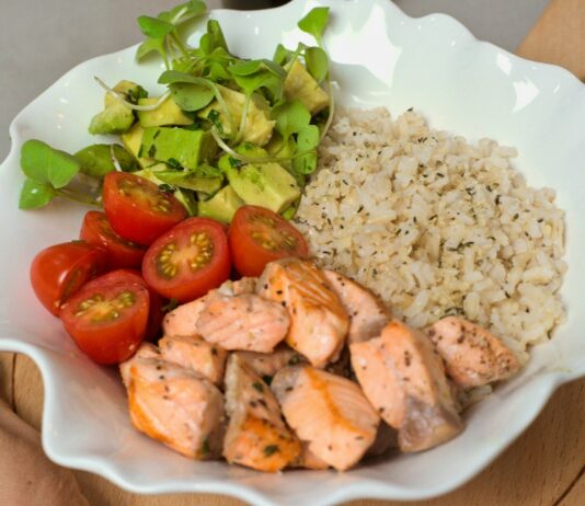 건강한 식단, 작은 변화로 시작하는 큰 습관 a white bowl filled with chicken, rice, tomatoes and avocado