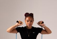 근육 건강, 젊고 활기찬 삶을 위한 필수 열쇠 a woman in a black shirt and black shorts