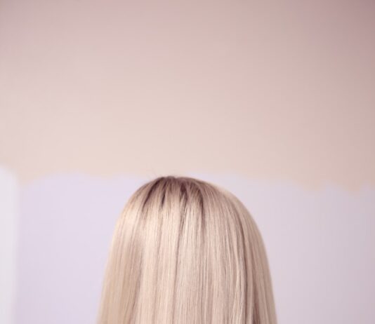 건강한 두피와 모발을 위한 올바른 헤어 관리법 woman wearing gray top