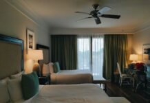 수면의 질, 건강을 좌우한다…잘 자는 것이 최고의 습관 a bedroom with a large bed and a fan