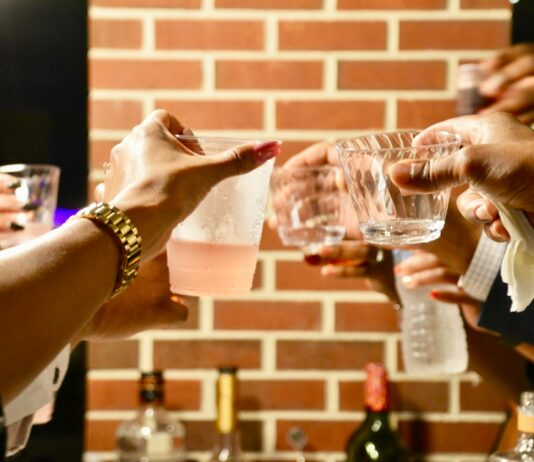 만성피로, 단순한 피로가 아니다… 원인과 극복 방법은? person holding clear drinking glass
