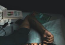 만성피로, 단순한 피로 아냐…지속된다면 질환의 신호일 수 있어 man in black crew neck t-shirt lying on bed