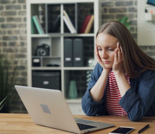 만성피로, 현대인의 고질병…지속되는 피로에 숨겨진 원인과 극복 방법 a woman sitting at a table with a laptop in front of her