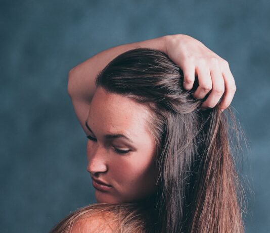 봄철 두피 관리, 건강한 모발의 첫걸음 woman with brown hair and black hair