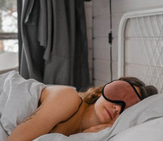 잠이 부족하면 건강도 위험! 제대로 된 수면의 중요성 a woman lying in a bed