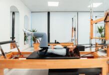 필라테스, 몸과 마음의 균형을 찾는 현대인의 건강 비결 a woman is doing a pivot on a pivot machine