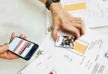 “생리 전만 되면 폭식해요”… 단순한 식욕이 아니라 ‘호르몬 리듬’의 변화입니다 person holding iphone on white printer paper