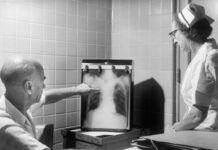 미국 메인주 결핵 환자 증가… “조용한 전염병” 다시 고개 들어 a man and a woman looking at a chest x - ray