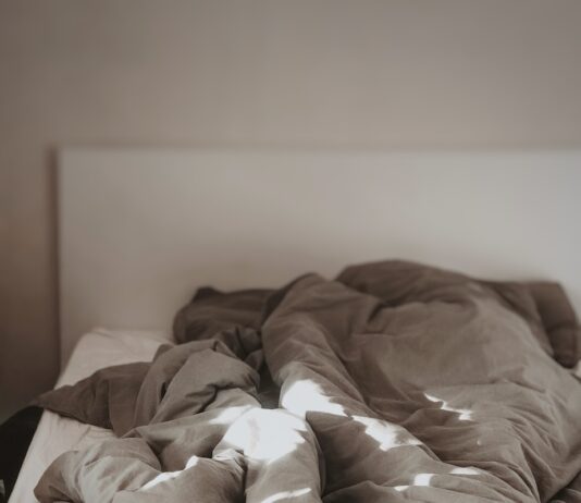 “건강한 삶의 시작, 제대로 된 수면이 답이다” brown and white bed linen