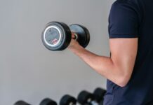 근육, 건강의 핵심 열쇠… 근력 향상으로 삶의 질 높인다 a person lifting weights