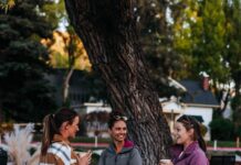 여성 건강관리, 평생을 위한 똑똑한 습관 만들기 a group of people standing next to each other near a tree
