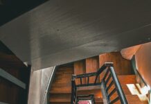 바쁜 직장인을 위한 건강 관리, 작은 실천이 큰 변화를 만든다 a view of a staircase from the top of it