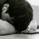 만성피로, 단순한 피로 아닌 건강 신호…원인과 관리법은? A man laying his head on his cell phone