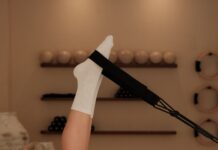 필라테스, 몸과 마음을 단련하는 현대인의 스마트 운동법 Woman does pilates exercise on a reformer machine.