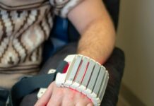 대체요법, 현대인의 건강관리 새로운 선택지 되다 Man's arm with medical device attached