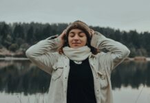 대체요법, 현대인의 건강관리 새로운 대안으로 주목받다 woman in beige coat covering her eyes with her hand