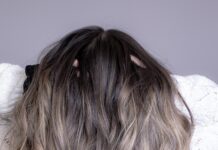 건강한 머릿결을 위한 생활 속 헤어 관리법 woman in white shirt with blonde hair