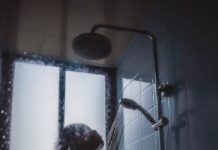 수면의 질이 건강을 좌우한다… 숙면을 위한 생활 속 실천법 woman under showerhead