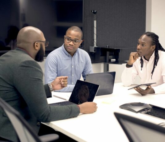 바쁜 직장인, 일상 속 건강 지키는 5가지 실천법 a group of people sitting around a table with laptops
