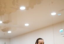 직장인 건강, 작은 습관 변화가 큰 차이를 만든다 A group of women doing exercises with dumbbells