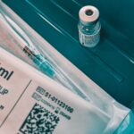 화이자, 코로나19 백신 안전성·유효성 재확인… “신뢰가 곧 공중보건” white and black labeled bottle