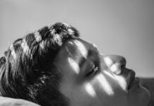 만성피로, 가벼이 여기지 마세요… 꾸준한 관리와 생활 습관 개선이 해답 grayscale photo of man lying on bed