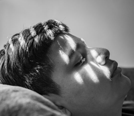 만성피로, 가벼이 여기지 마세요… 꾸준한 관리와 생활 습관 개선이 해답 grayscale photo of man lying on bed