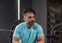 직장인 건강, 바쁜 일상 속 작은 습관이 건강을 지킨다 Man sits in a gym, contemplating his workout.