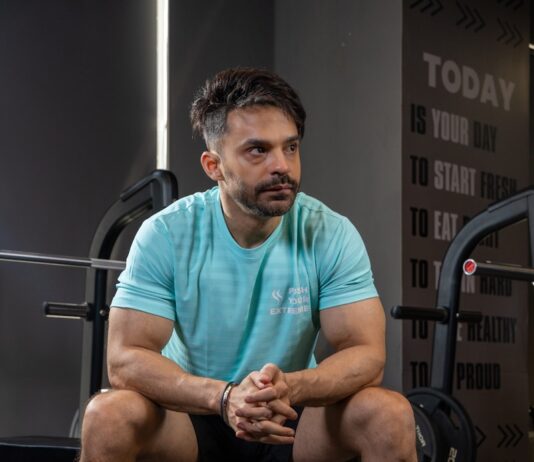 직장인 건강, 바쁜 일상 속 작은 습관이 건강을 지킨다 Man sits in a gym, contemplating his workout.
