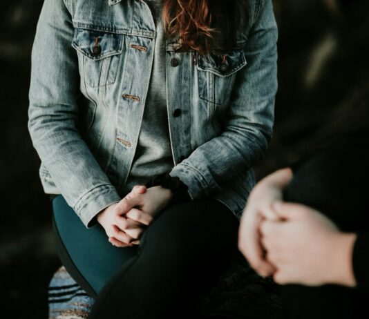 정신건강, 현대인의 필수 관리법 woman wearing gray jacket