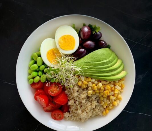 건강한 식단, 당신의 삶을 바꿉니다 a white bowl filled with vegetables and eggs