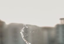 “여름인데 더 피곤해요”… 혹시 미네랄 부족? white and blue labeled disposable bottled water