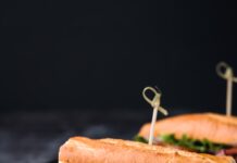 건강을 지키는 맞춤형 식단, 어떻게 시작할까? vegetable and meat sandwiches i9n plate