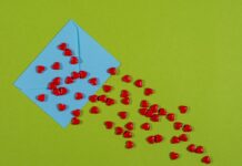 “밥 먹고 나면 바로 잠이 와요”… 혈당 스파이크 때문일 수 있습니다 a blue envelope with red hearts coming out of it