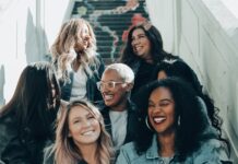 여성 건강관리, 일상에서 실천하는 작지만 강한 변화 3 women sitting on red carpet